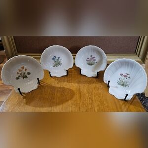 Set of 4 Vintage Porcelain Floral Clam Shell-Shaped Decorative Plates/Trinket